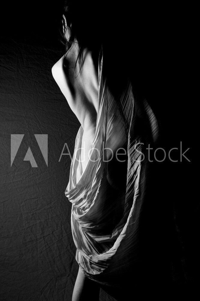 Kobieta tajemnicza na czarnym tle - zmysłowy czarno biały AKT